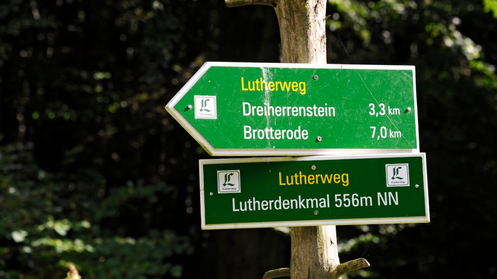Hinweisschild zum Lutherweg und Lutherdenkmal im Luthergrund bei Steinbach