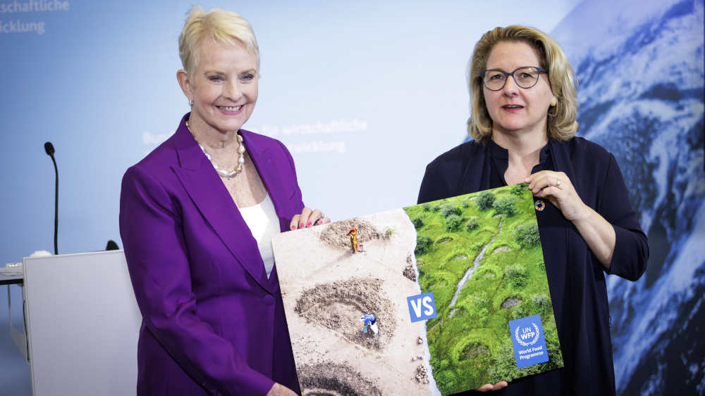 Svenja Schulze, Bundesministerin für wirtschaftliche Zusammenarbeit und Entwicklung (r.), und Cindy McCain, Executivdirektorin Welternährungsprogramm WFP, geben eine Pressekonferenz zum Engagement gegen die weltweite Hungerkrise (hier am 25.05.2023 in Berlin) 