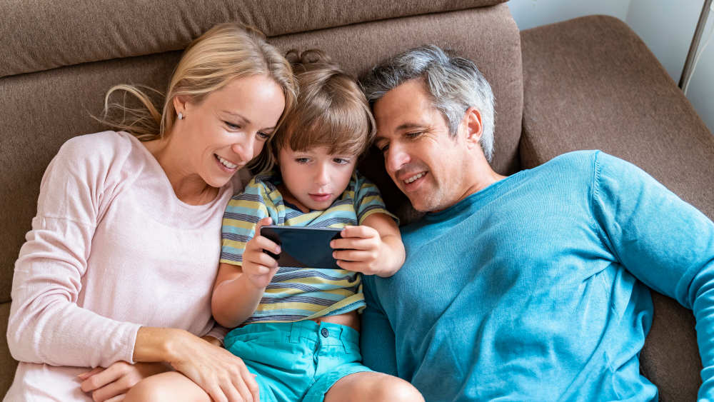 Medienpädagoge Markus Gerstmann warnt davor, den Umgang von Kindern und Jugendlichen mit digitalen Geräten wie Smartphones über Verbote zu regulieren