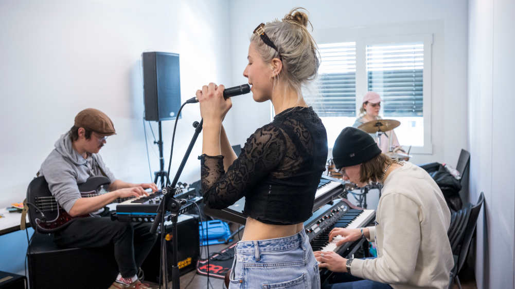 Sängerin Kalli (24) aus Freiburg probt mit ihrer neu zusammengesetzten Band