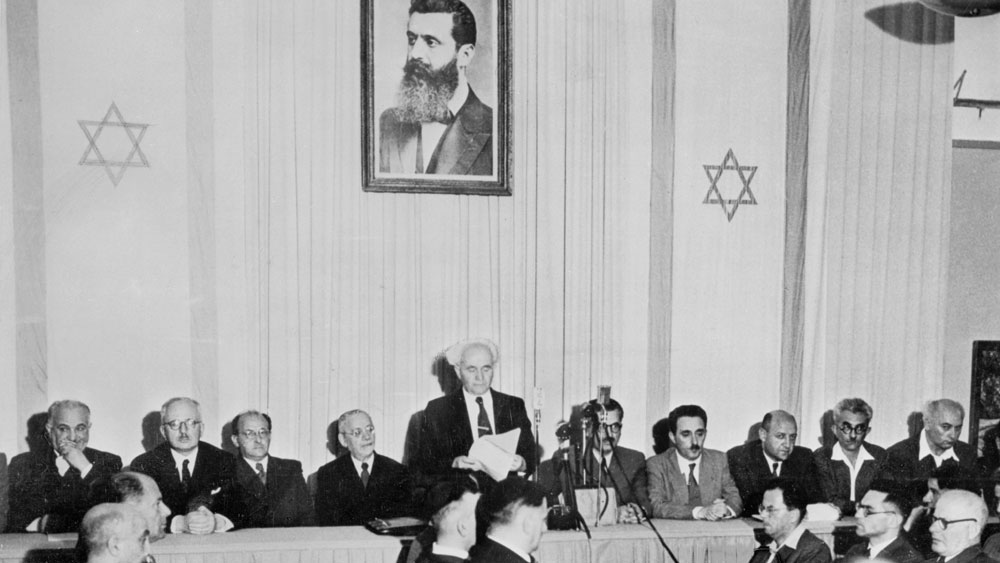 Proklamation der Unabhängigkeit des Staates Israel durch David Ben-Gurion (Mitte) am 14. Mai 1948 im Stadtmuseum von Tel Aviv. Ben-Gurion wurde im Februar 1949 zum ersten Premierminister des Staates Israel ernannt. 