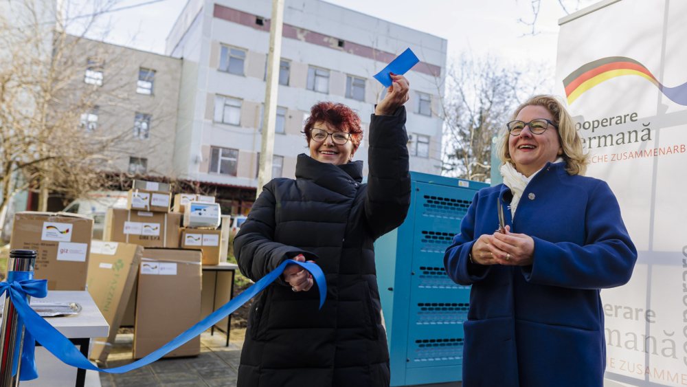 Entwicklungsministerin Svenja Schulze (SPD) übergibt Hilfsgüter an eine Krankenhaus-Direktorin an der moldauisch-ukrainischen Grenze
