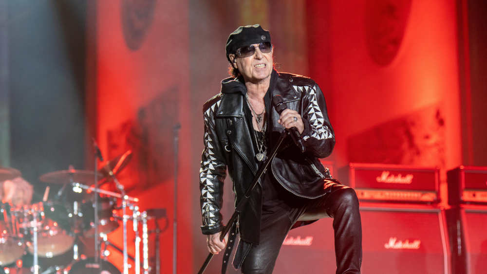 Silvester 2022/2023: „Scorpions“-Frontmann Klaus Meine auf der Bühne am Brandenburger Tor in Berlin