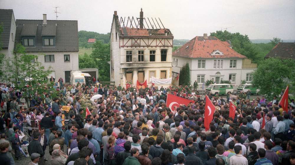 Gedenken vor dem abgebrannten Haus der Familie Genc in Solingen (Mai 1993)