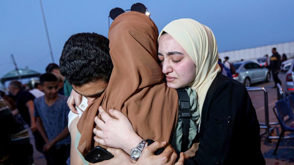 Palästinenser begrüßen eine Angehörige im Gaza-Streifen, die aus dem Sudan evakuiert wurde