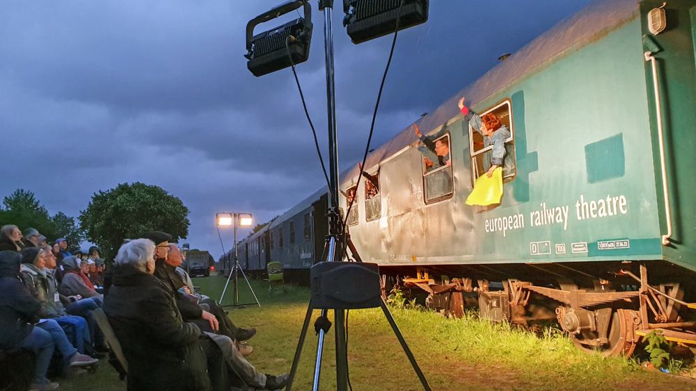 Premiere des Stücks "Über den Zaun" am Sitz des Dokumentartheaters "Das Letzte Kleinod" am Bahnhof von Geestenseth bei Bremerhaven
