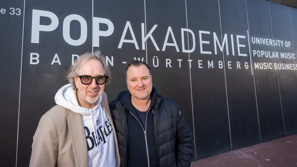 Udo Dahmen, scheidender Geschäftsführer der Popakademie (li.) mit Michael Herberger, Business Direktor, Geschäftsführer und Fachbereichsleiter Musik- und Kreativwirtschaft