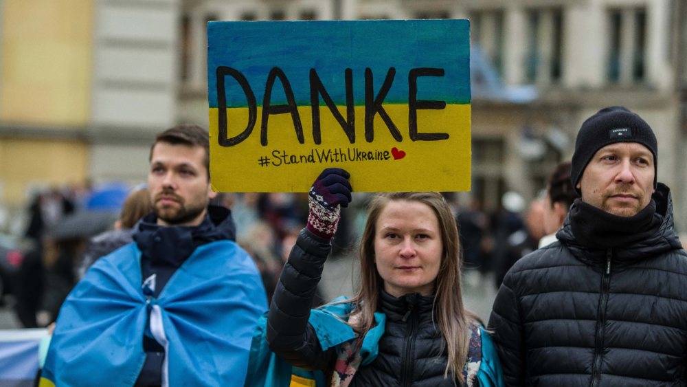 Ukrainer und Deutsche bei einer Demo gegen russische Kriegsverbrechen in München