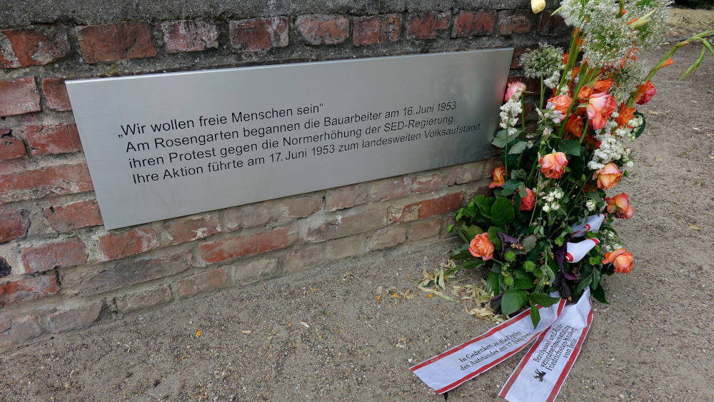 Informationsschild im Berlinder Rosengarten erinnert an den Beginn des Volksaufstandes am 17. Juni 1953