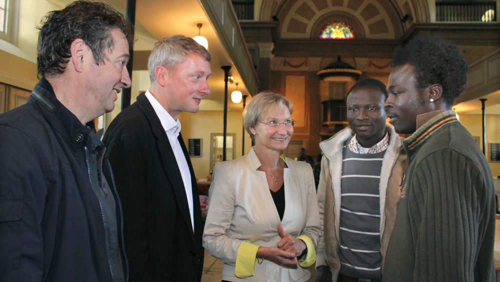 Die Hamburger Bischöfin Kirsten Fehrs (M.) besuchte am Donnerstag (06.06.2013) afrikanische Flüchtlinge in der Hamburger St. Pauli Kirche. (Foto li.: Pastor Martin Paulekun, 2.v.li. Pastor Sieghard Wilm) 