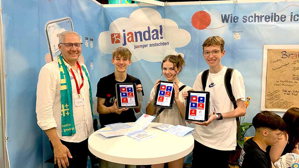 An drei Tablets konnte die App vor Ort auf dem Kirchentag ausprobiert werden. Landesjugendparrer Christian Uhlstein (links) und Mitarbeitende erklärten die Funktionen der App.