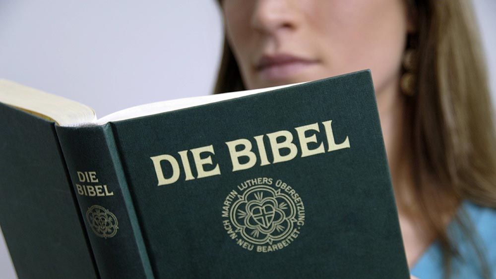 Diese Frau macht das, was nur wenige Deutsche täglich tun: in der Bibel lesen
