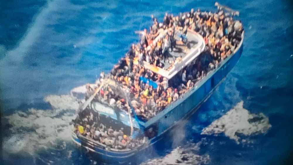Dieses überfüllte Boot ist vor der Küste Griechenlands gesunken
