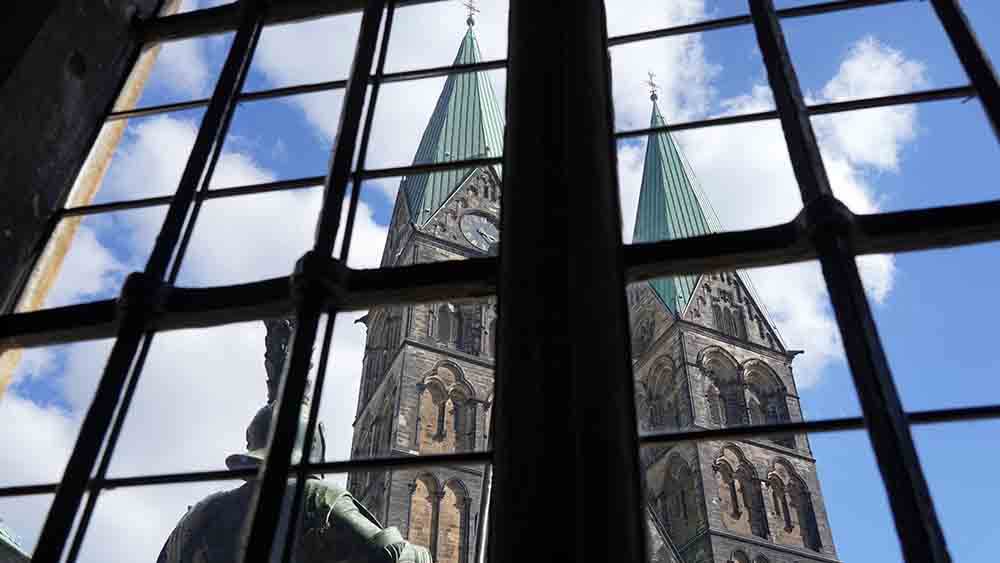 Die Kirchen – hier der Bremer Petri-Dom – erhalten Geld vom Staat