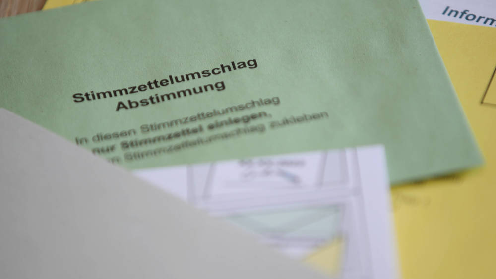 Abstimmungszettel steckt in einem Briefumschlag