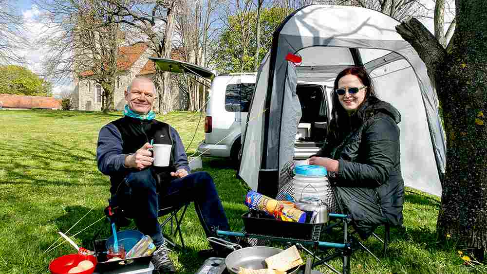 Jörg und Katrin Rautenberg campen an der Kirche der Markus-Gemeinde im niedersächsischen Evessen am Elm. Das Paar zählt zu den ersten Gästen der Initiative „Church4night“.