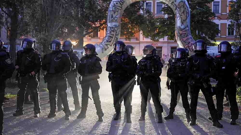 Image - Gewalt gegen Polizisten nach Urteil gegen Lina E.