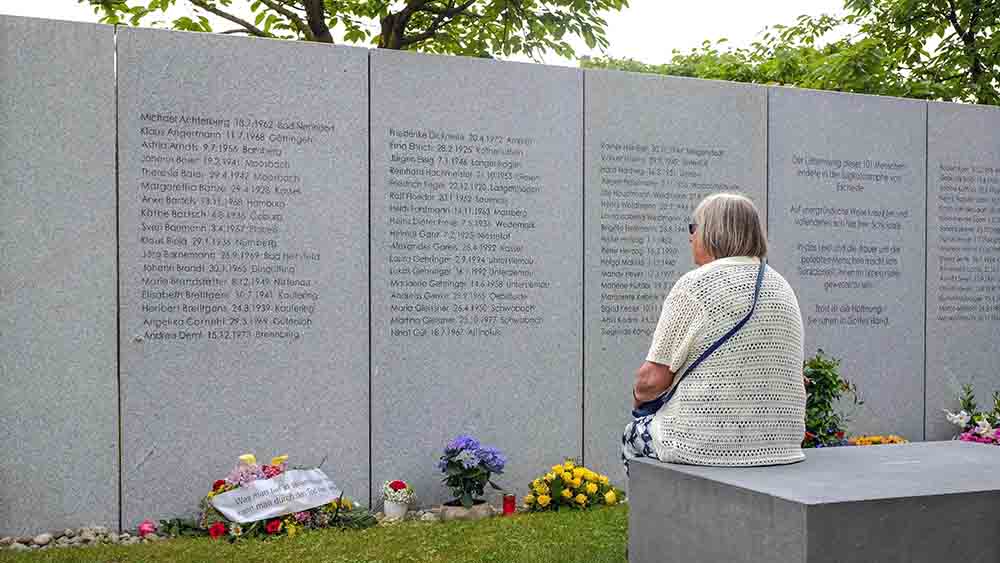 An der Unglücksstelle erinnert eine Tafel an die Verstorbenen