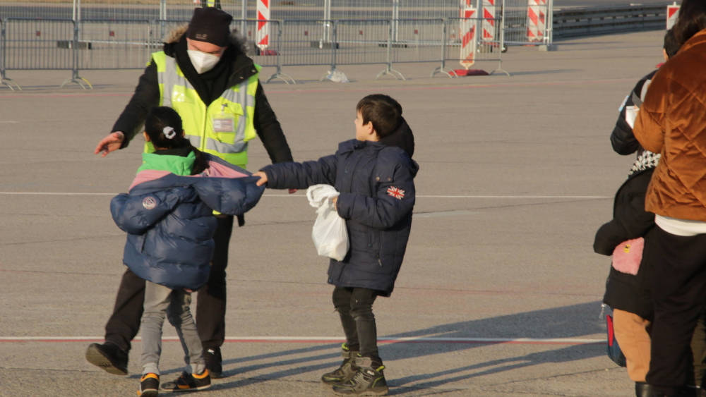 Flüchtlingskinder spielen am Aufnahmezentrum in Berlin