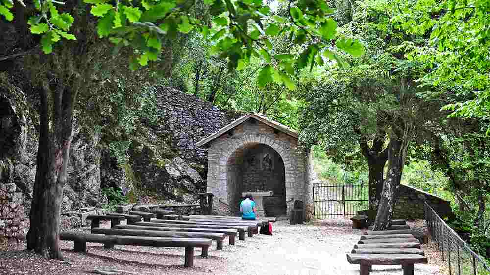 Das „Eremo delle Carceri“ ist ein kleiner Klosterbau in einer steilen Waldschlucht einige Kilometer von Assisi entfernt. Hierher zog sich Franziskus zurück, wenn er die Stille suchte. Die Natur und Kultur der umbrischen Landschaft geben bis heute einen Eindruck seiner Lebenswelt.