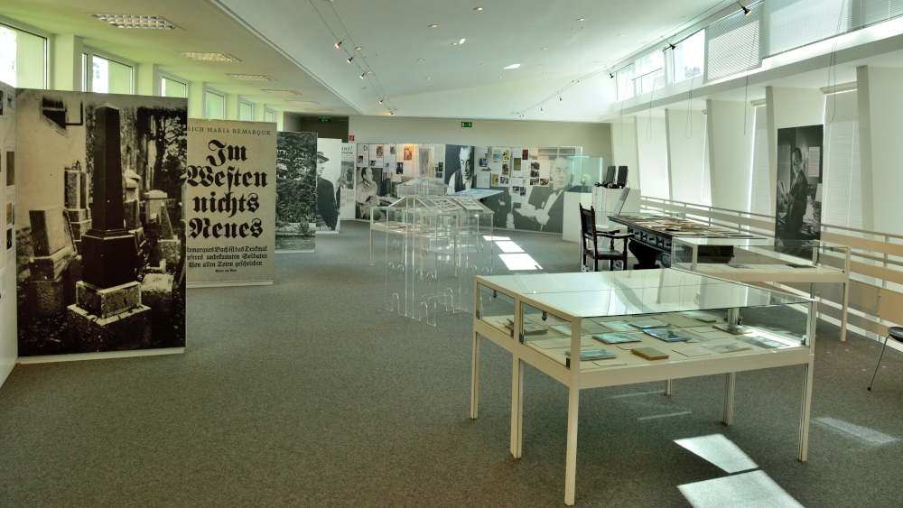 Das Erich Maria Remarque Friedenszentrum zeigt zum 125. Geburtstag des Schriftstellers eine Ausstellung über seine globalen Netzwerke