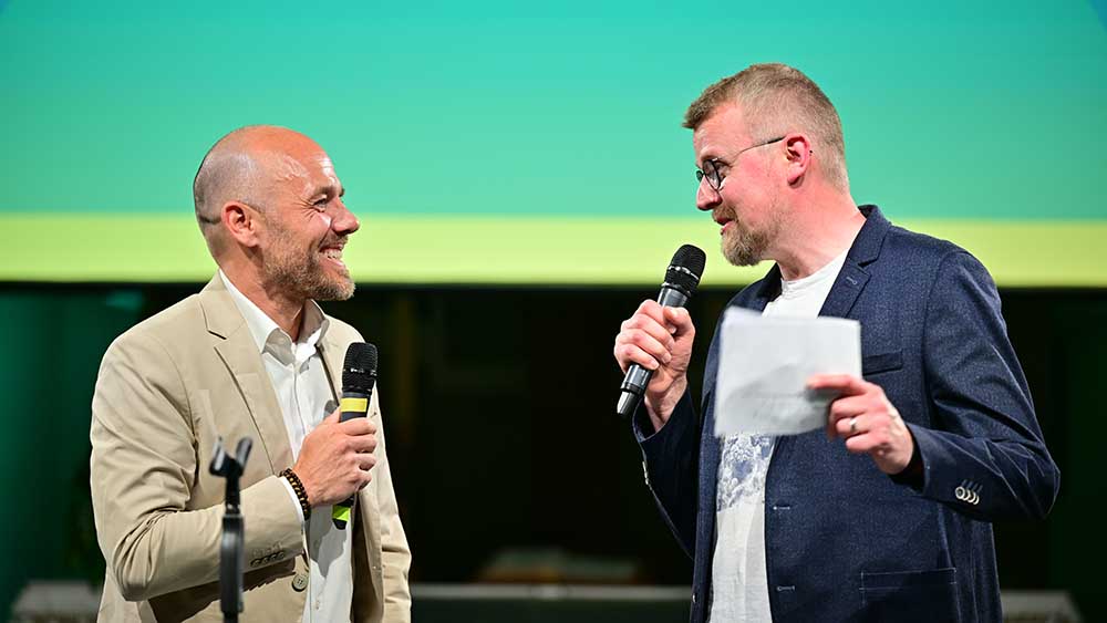 Moderator Daniel Schneider (re.) im Gespräch mit Holger Schwiewagner, Geschäftsführer der Spielvereinigung Greuther Fürth