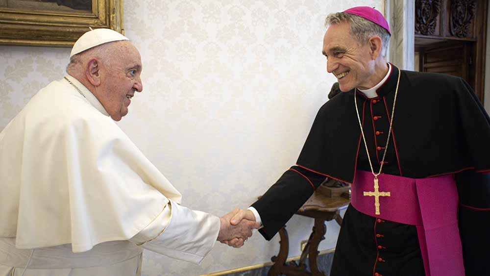 Papst Franziskus bei einer Privataudienz mit Georg Gänswein