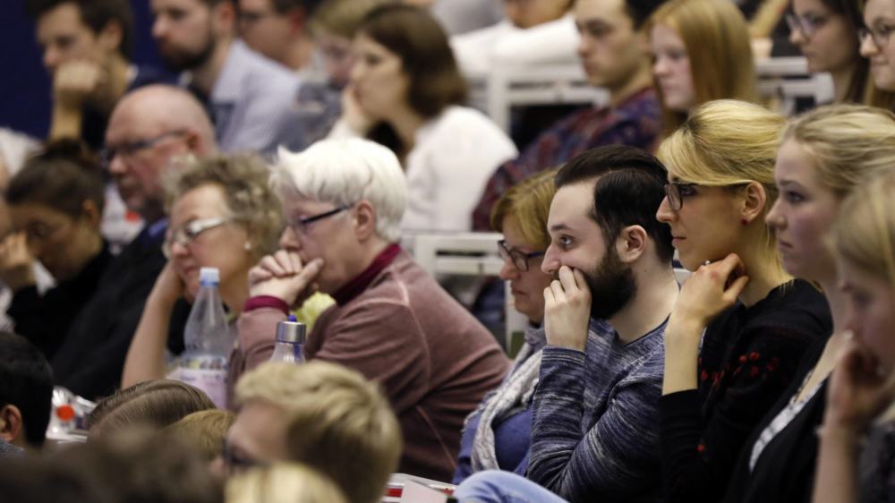 Gasthörerinnen und Studierende in der Uni Köln