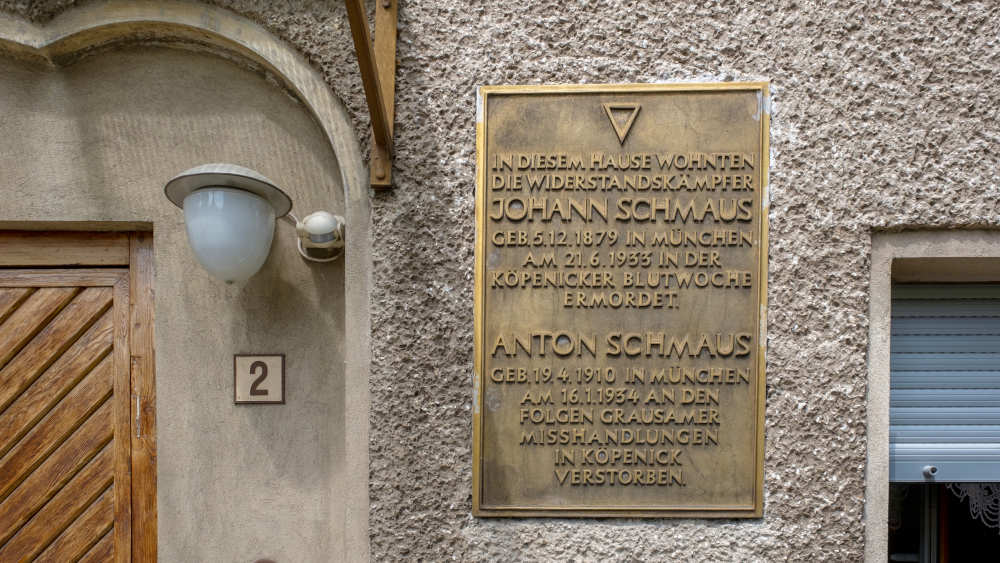 Gedenktafel am ehemaligen Wohnhaus der Familie Schmaus in Berlin-Köpenick: Beim Versuch von sechs SA-Männern, den Vater und die Söhne Hans und Anton mitten in der Nacht festzunehmen, eskalierte die Gewalt. Anton, der jüngste Sohn, erschoss in Notwehr zwei SA-Männer, ein Dritter wurde wohl von den eigenen Leuten verletzt. Zwar gelang Anton Schmaus durch einen Sprung aus dem Fenster die Flucht. Doch die nachgerückten Braunhemden prügelten den Vater Johann Schmaus zu Tode