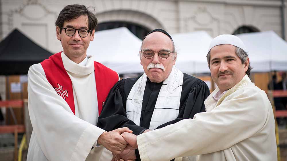 Bei der Grundsteinlegung im Mai 2021 (v.l.):  Pastor Gregor Hohberg, Rabbi Andreas Nachama und Imam Kadir Sanci