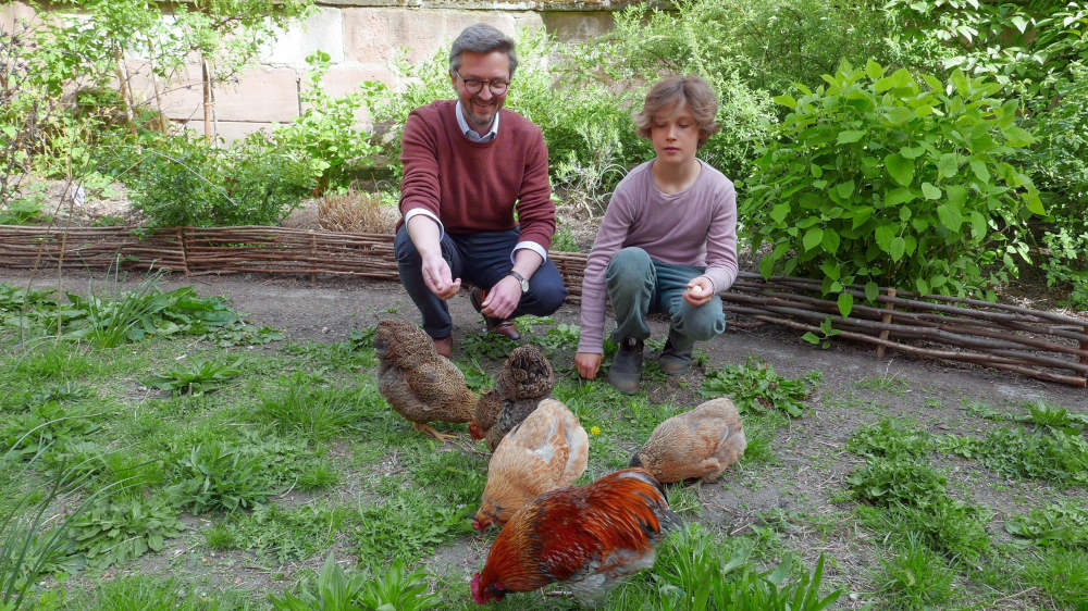 Mitten in der Nürnberger Altstadt hat Pfarrer Martin Brons mit seinem Sohn Johann das Familienprojekt "Hühnerstall" realisiert 