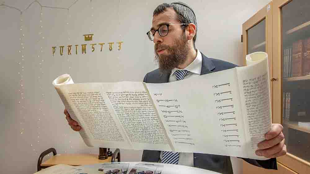 Die Ester-Rolle wird beim Purim-Fest im März gesungen
