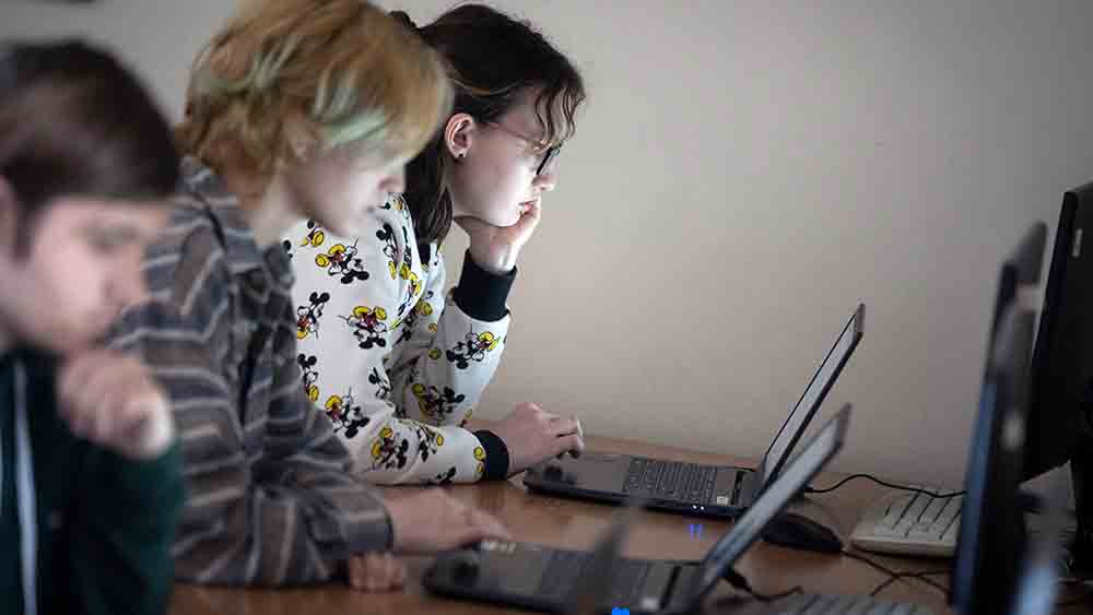 Auf einer digitalen Plattform können sich jugendliche Flüchtlinge aus der Ukraine informieren