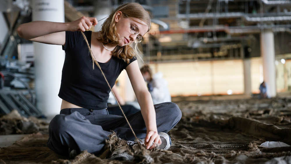 Sophie Orgelt von der Ursulaschule in Osnabrück näht die Bahnen aus Jute zusammen