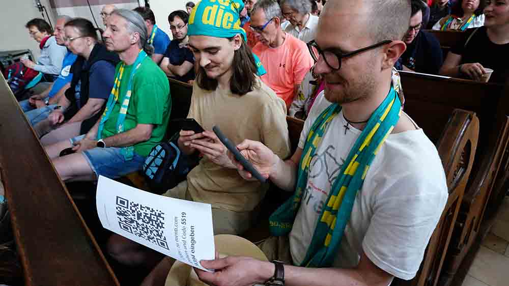 Mit einem QR-Code holt sich dieser Besucher weitere Informationen zum Gottesdienst