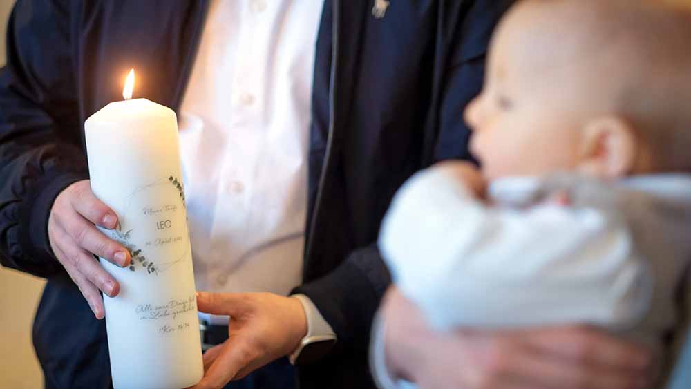 Kerzen, wie hier bei einer kirchlichen Taufe, können auch bei einer freien Taufe eine Rolle spielen