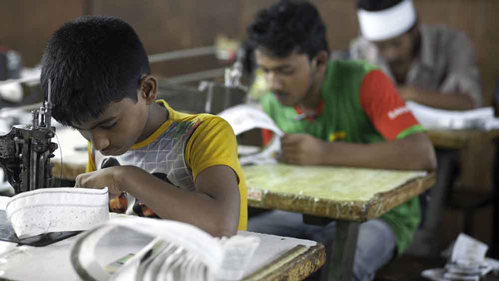 In Bangladesch arbeiten Kinder an Nähmaschinen