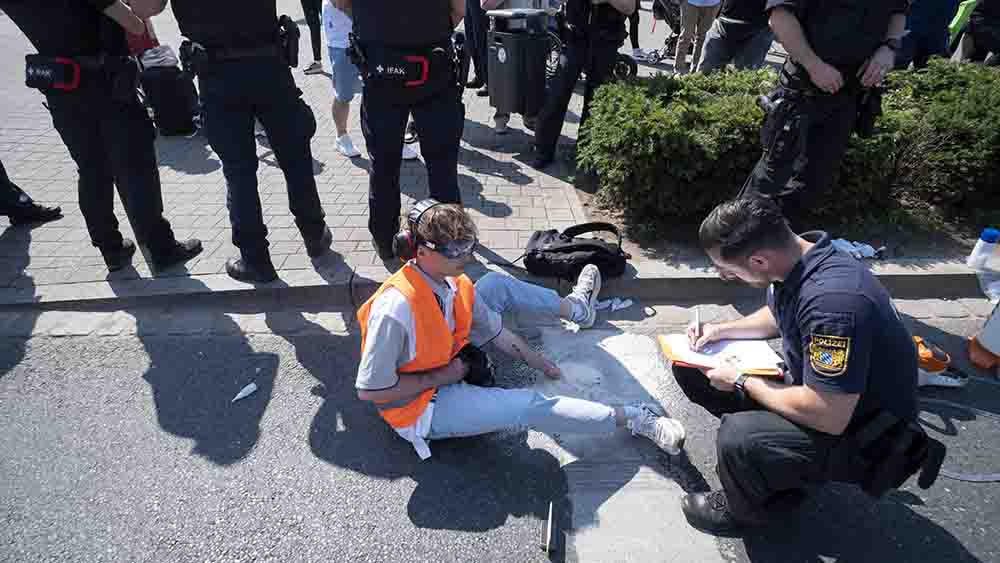 Die Letzte Generation legte am Freitag den Verkehr rund um den Hauptbahnhof lahm – und machte sich damit nicht nur Freunde