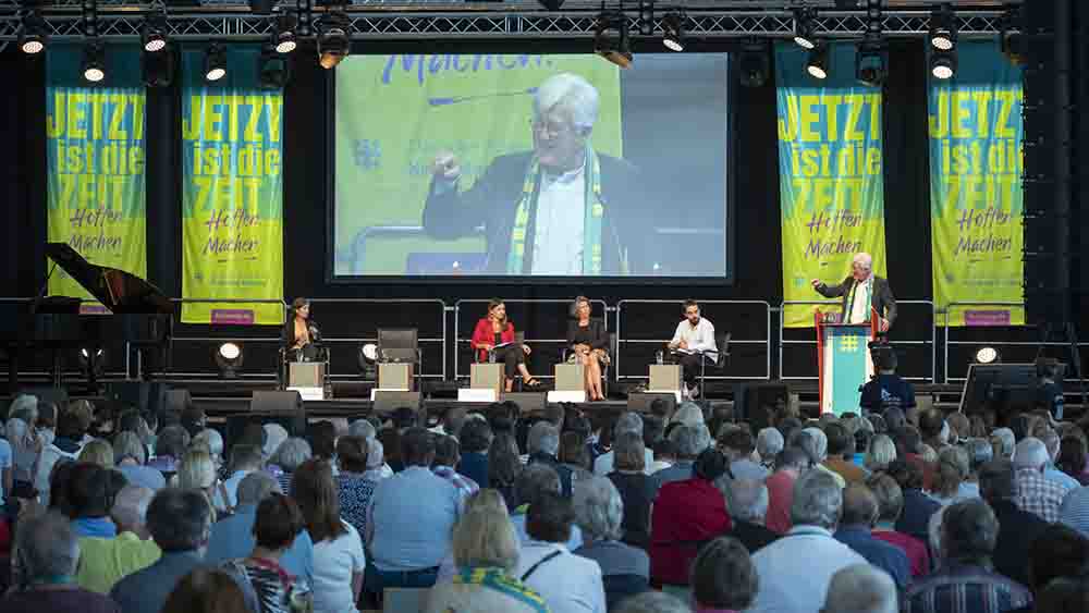 In vollen Hallen wird beim Kirchentag diskutiert
