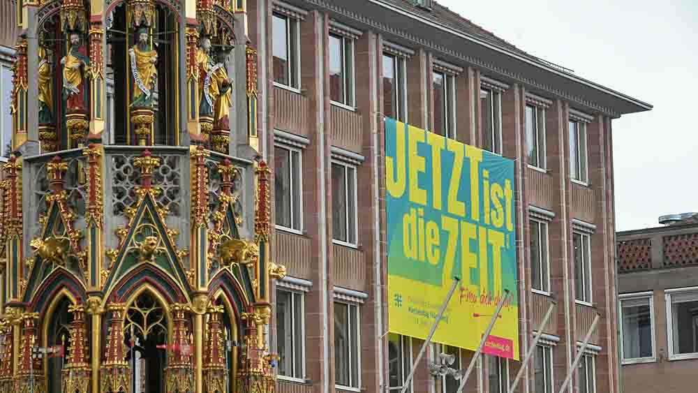 Das Plakat am Rathaus von Nürnberg soll Lust machen auf den Kirchentag