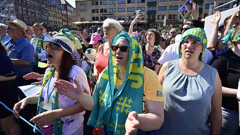 Puh, diese Hitze! Dagegen helfen Kirchentagsschals auf dem Kopf