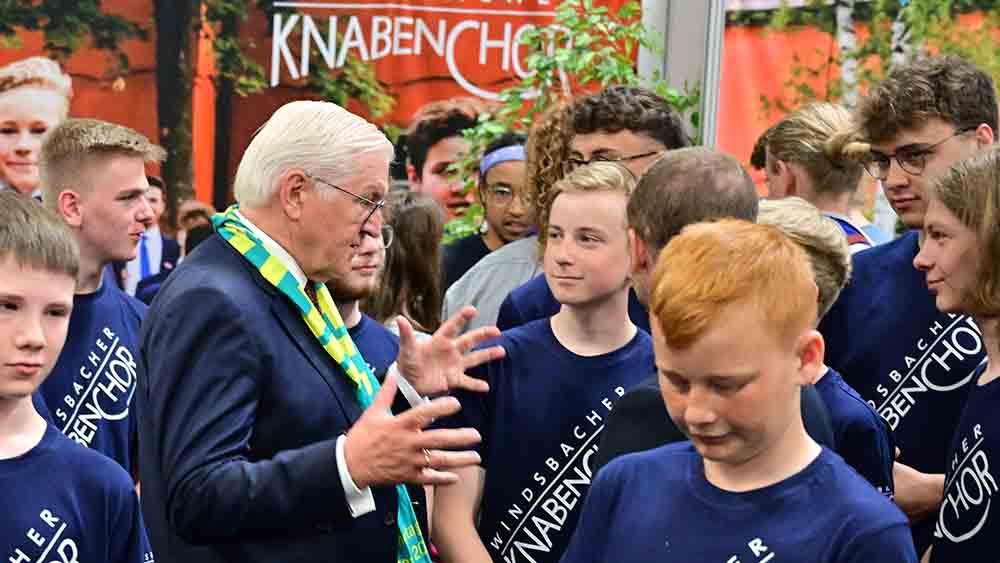 Kurzes Treffen: Bundespräsident Steinmeier im Gespräch mit dem Windsbacher Knabenchor