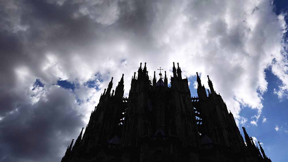 Dunkle Wolken über dem Kölner Dom
