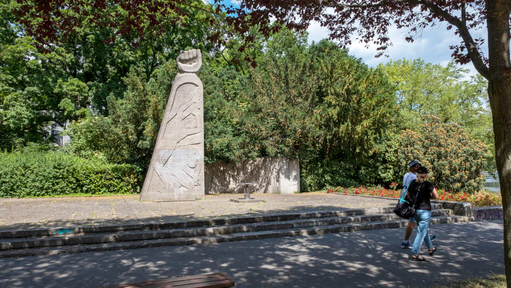 Mahnmal für die Opfer der "Köpenicker Blutwoche" vom Bildhauer Walter Sutkowski (1890-1983) auf dem Platz des 23. April in Berlin-Köpenick