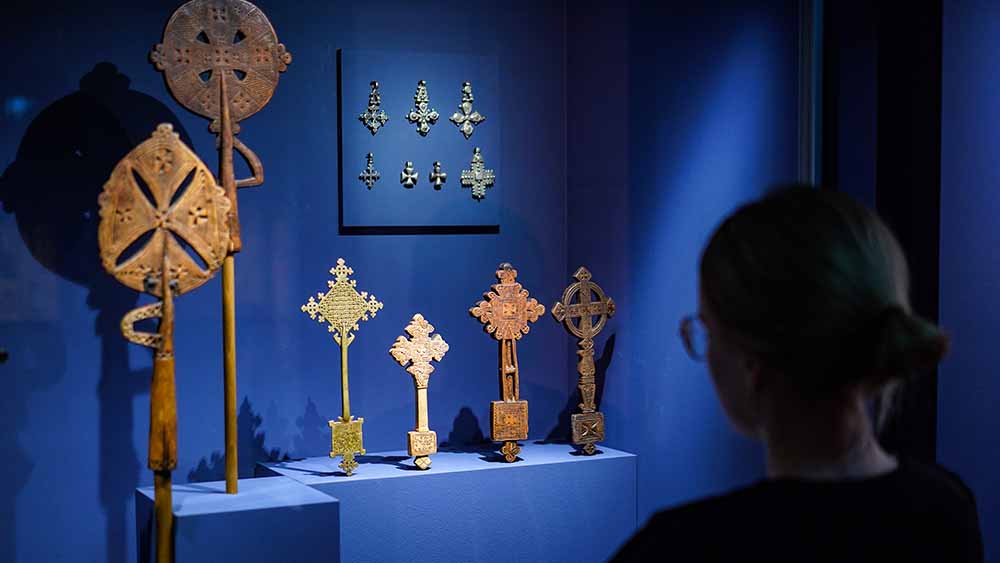 Die Sammlung beinhaltet zahlreiche Kreuze