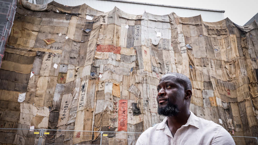 Der international renommierte Künstler Ibrahim Mahama verhüllt in Osnabrueck das einstige Galeria-Kaufhof-Gebäude
