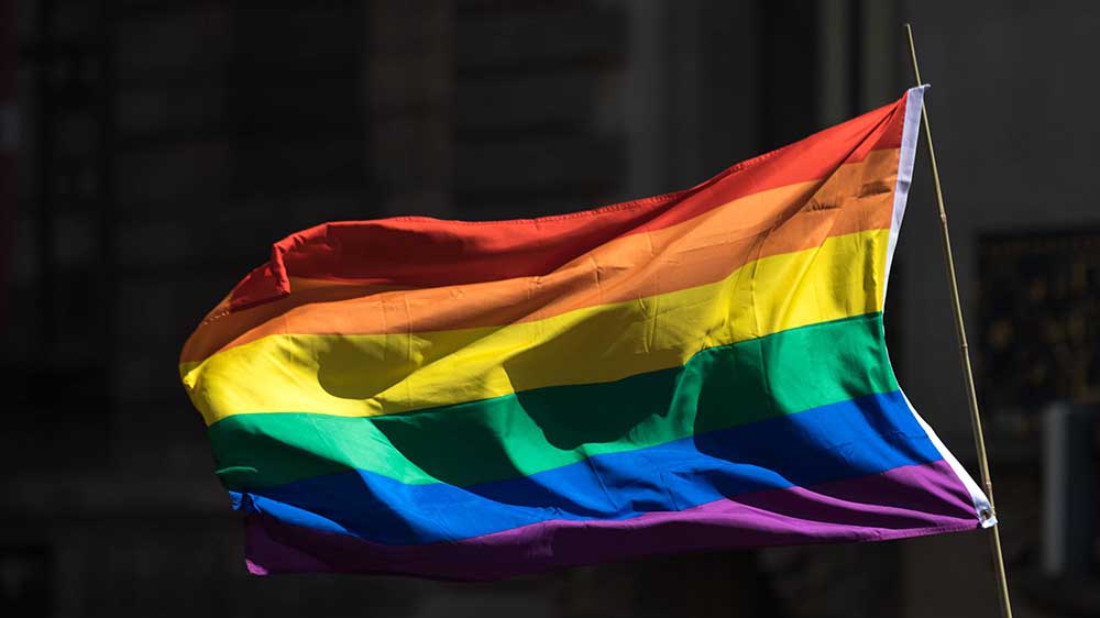Eine LGBTQ-Fahne flattert im Wind