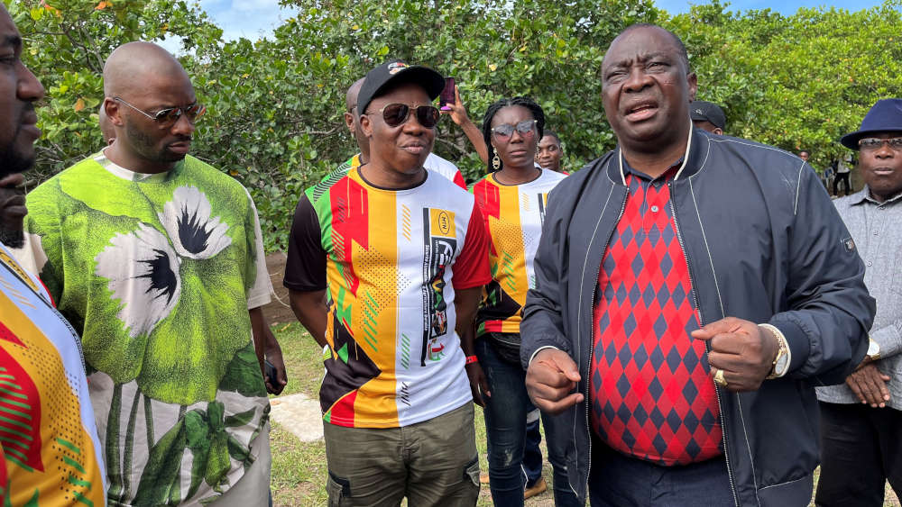 Agrarminister Adjoumani der Elfenbeinküste (rechts) im Gespräch mit lokalen Vertretern