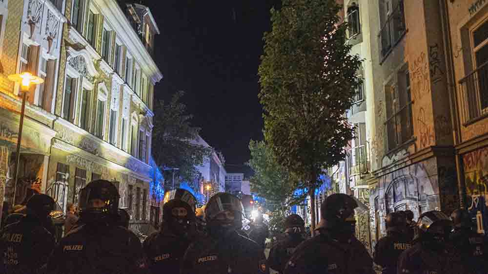 Um Personalien festzustellen, kesselte die Polizei Demonstranten in Leipzig ein