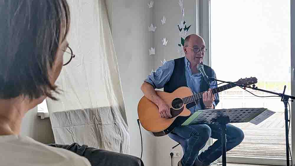 Der Hausarzt Ludger Iske greift in Wartezimmern gern zur Gitarre